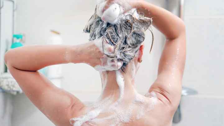 Як мити волосся рідше