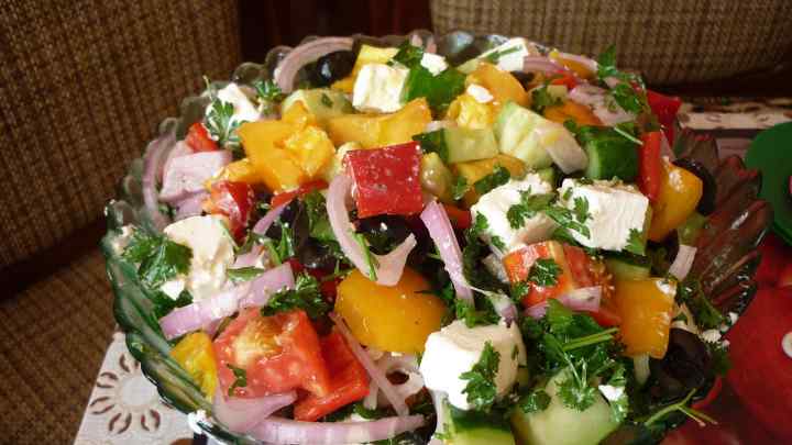 Як дуже швидко приготувати грецький салат