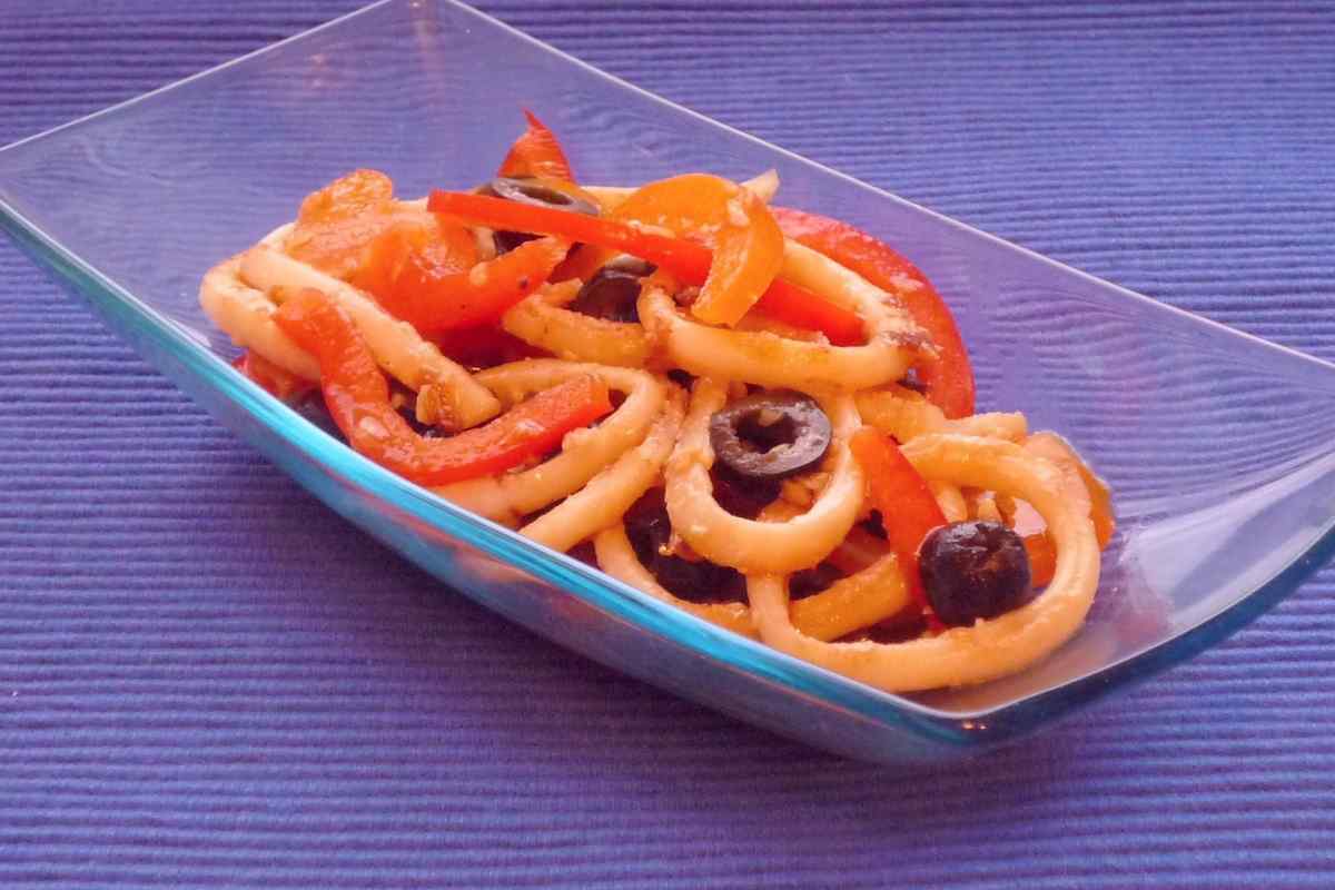 Як готувати салат з кальмарами та маслинами