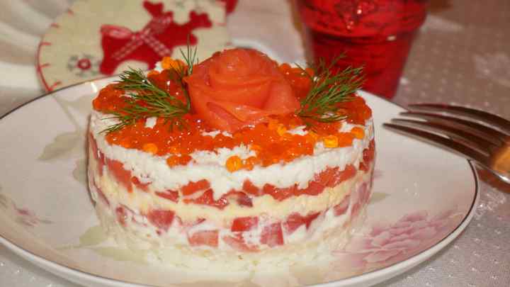Рецепт святкового салату з ікрою і морепродуктами