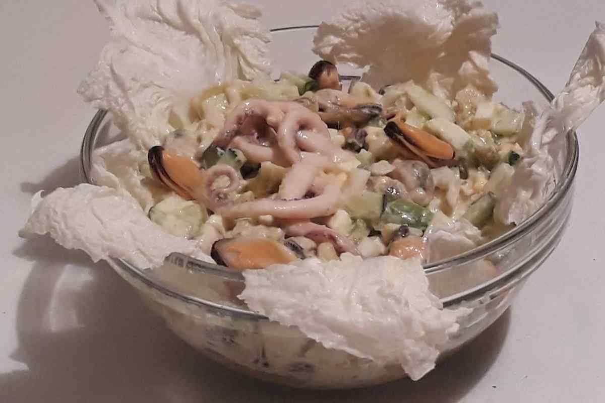 Як приготувати салат з морського коктейлю