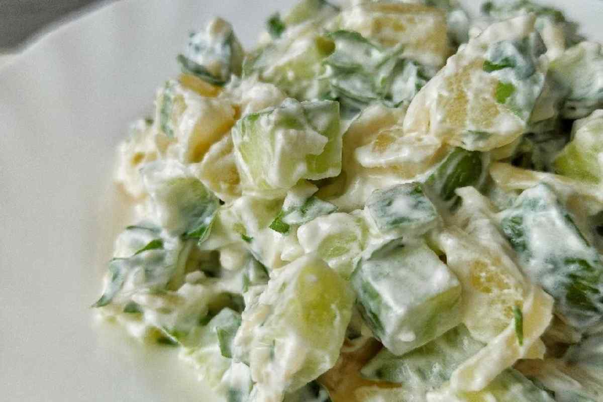 Як приготувати білковий салат із зеленню і сметаною