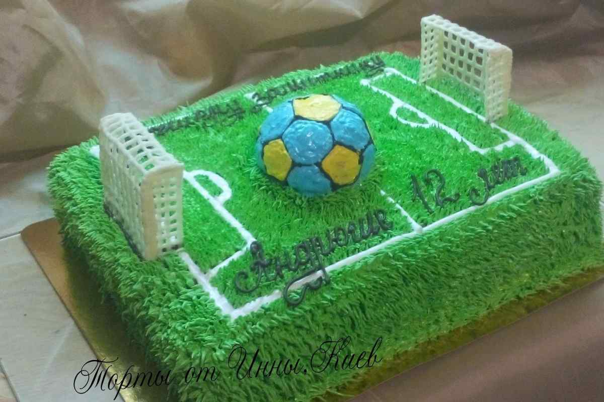 Як приготувати торт у формі футбольного поля