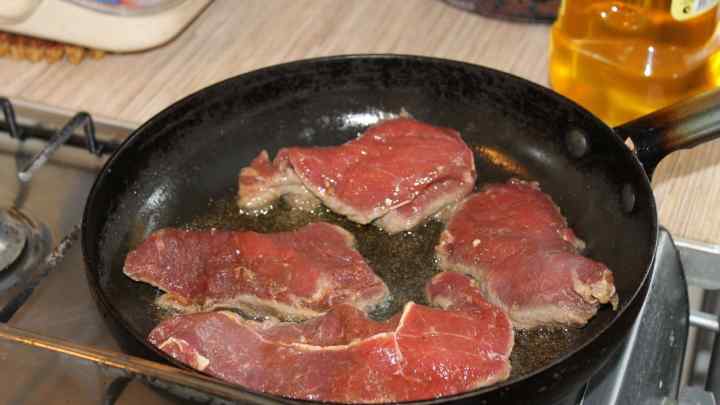 Як гасити м 'ясо на сковороді
