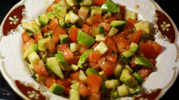 Легкий салат з помідорів і авокадо