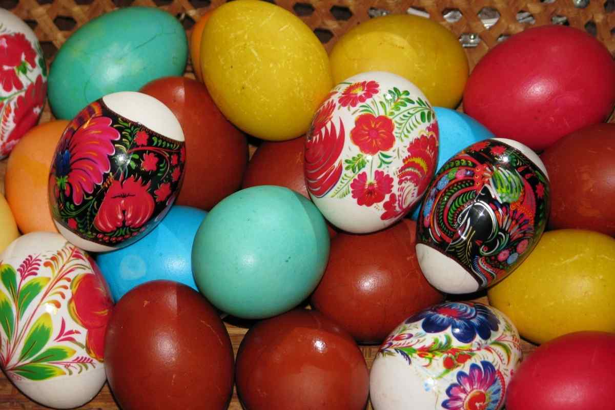 Чим фарбувати великодні яйця