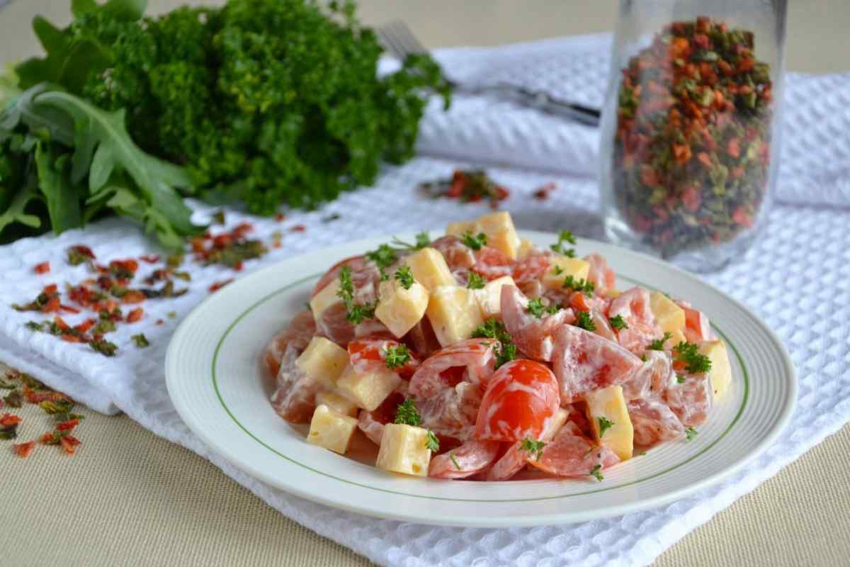 Як приготувати салат з куркою, сиром і помідорами