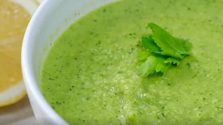 Крем-суп із зеленого горошка з яблуками
