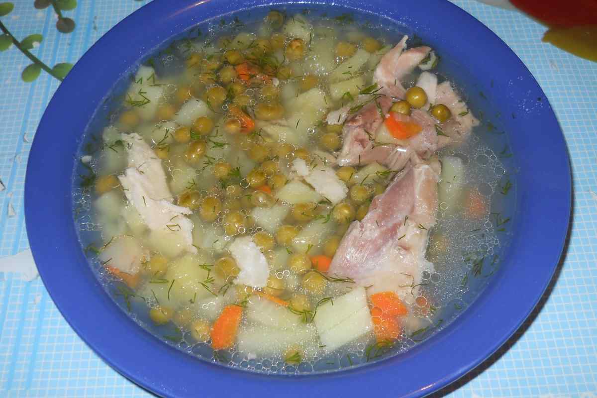 Курячий суп із зеленим горохом