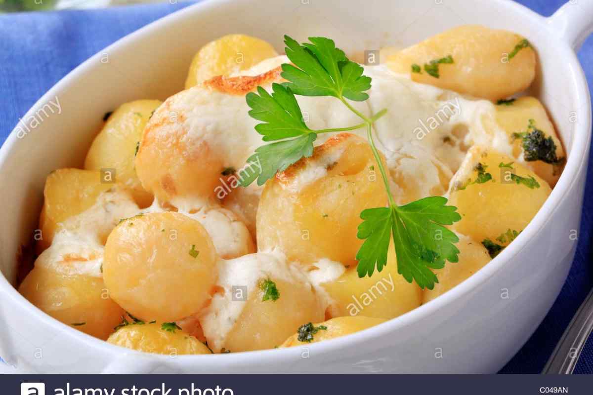 Молода картопля зі сметаною і кропом