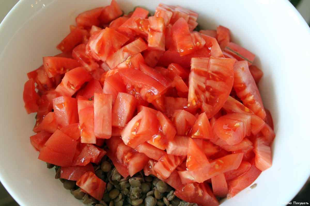 Як приготувати салат з помідорів з горішками