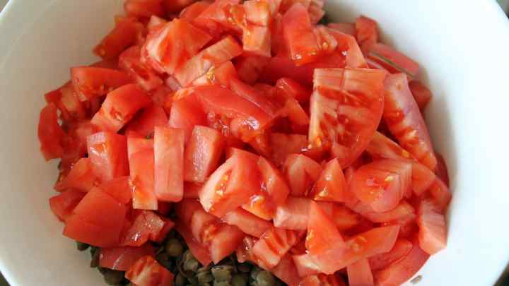 Як приготувати салат з помідорів з горішками