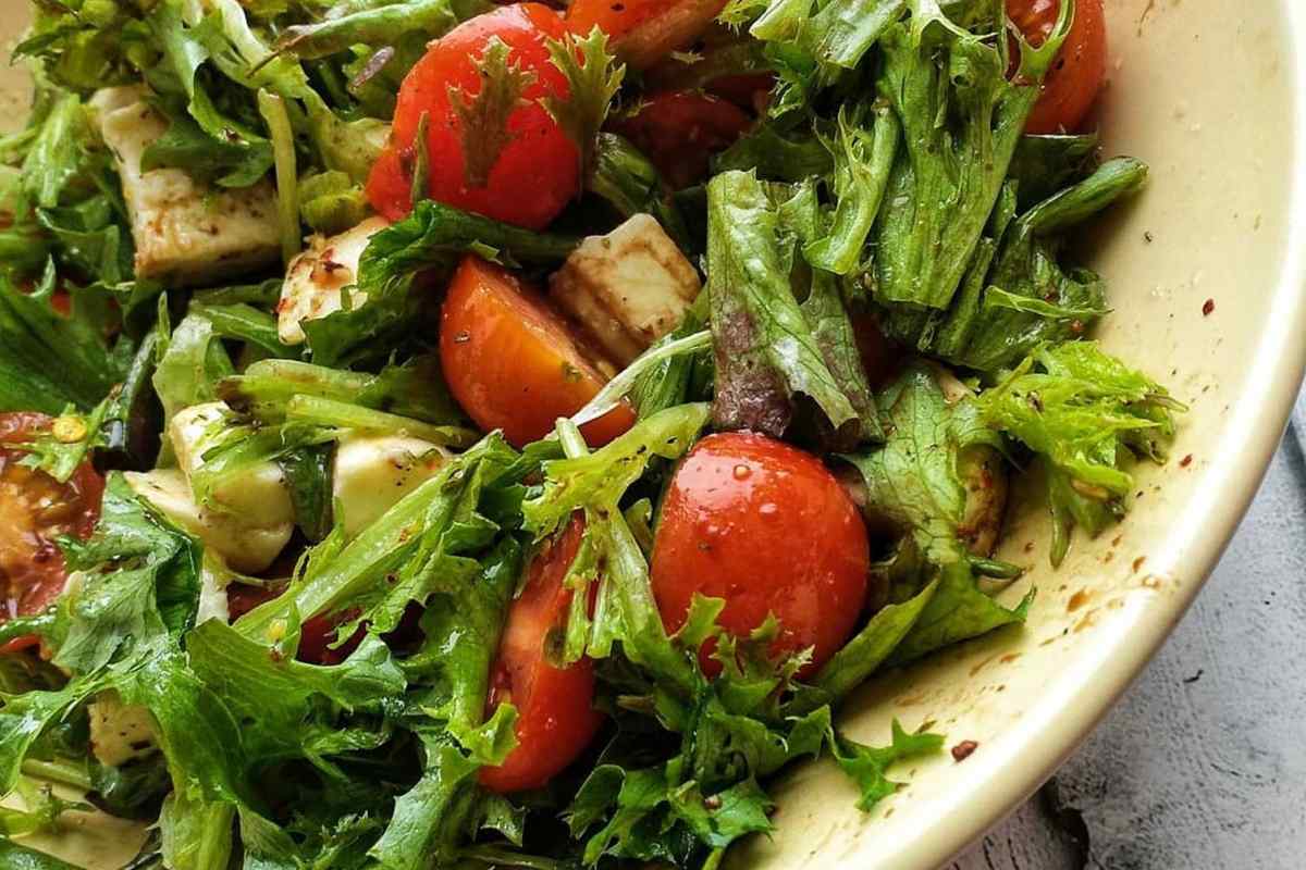 Легкий салат із сиром, томатами і зеленню