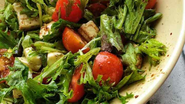 Легкий салат із сиром, томатами і зеленню