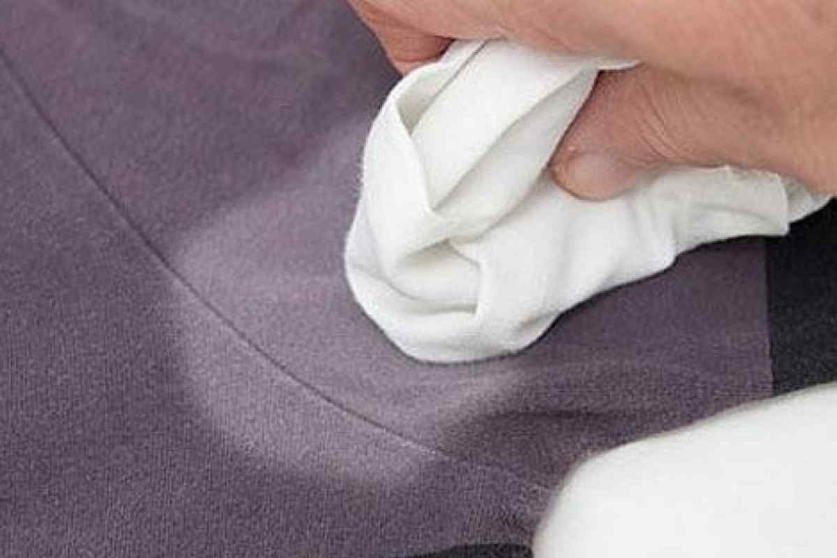 Як позбутися плям на одязі від поту