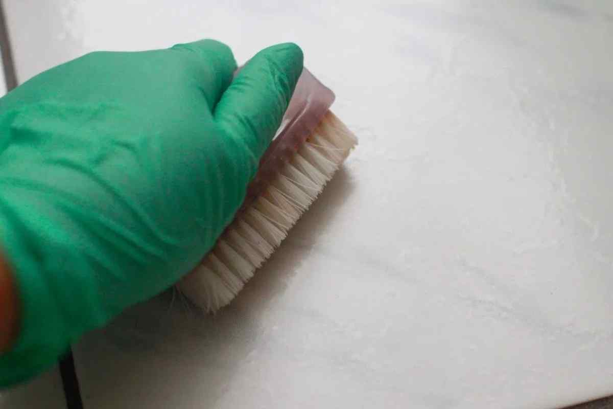 Як очистити тканину від клею