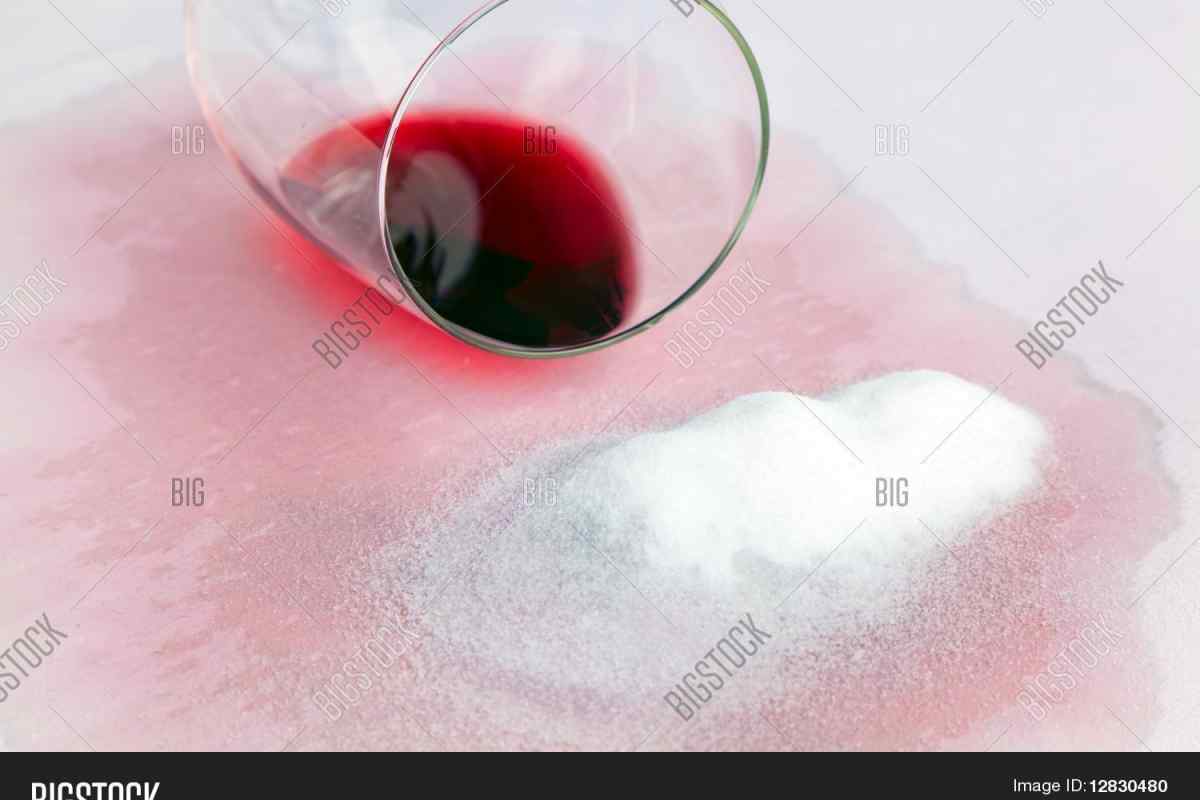Як вивести пляму від вина