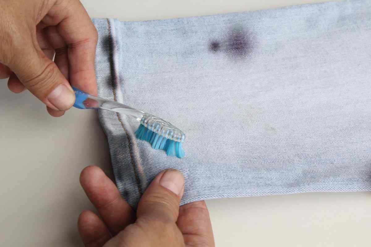 Як очистити пластилін на одязі