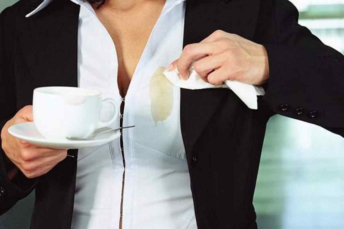 Пятно от кофе на белом. Пятно от кофе. Пролила кофе на блузку. Пролила кофе на одежду. Пролил кофе на рубашку.