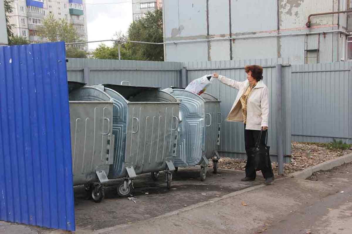 Як встановлювати сміттєві баки у дворі згідно з нормативами