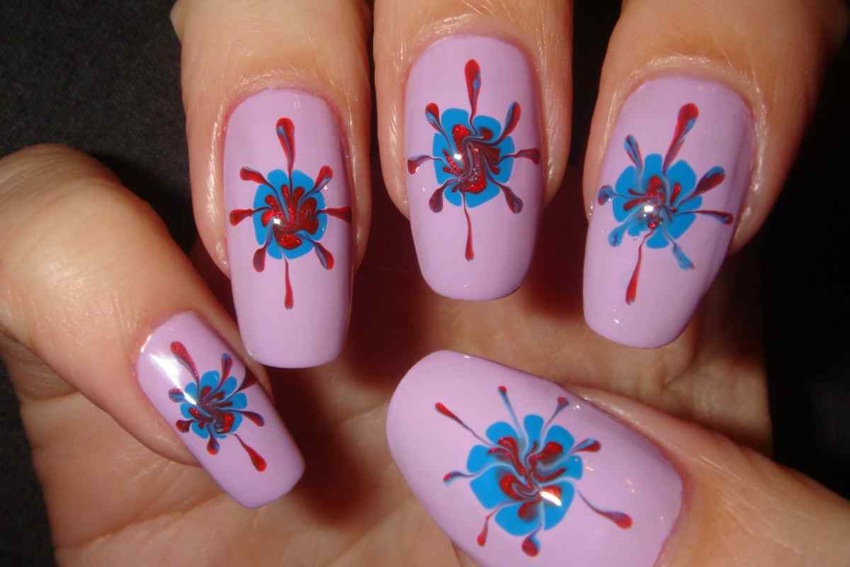 Як зробити квітку на нігтях
