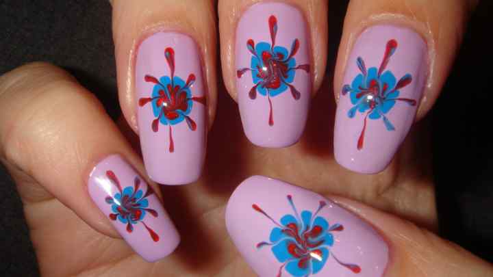 Як зробити квітку на нігтях