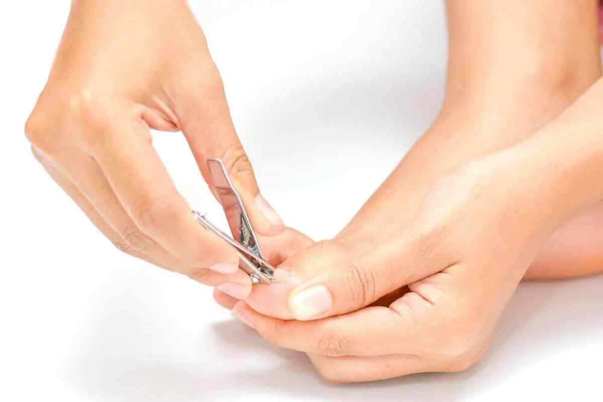 Підстригати нігті або підпилювати
