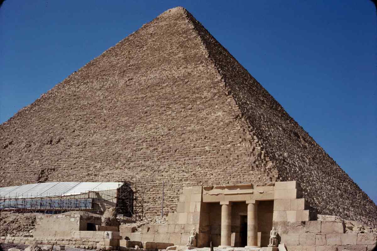 Яка єгипетська піраміда була побудована найпершою