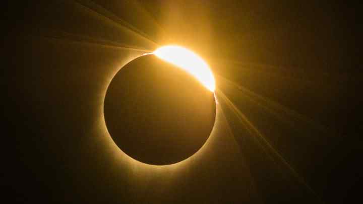 Як часто трапляється сонячне затемнення