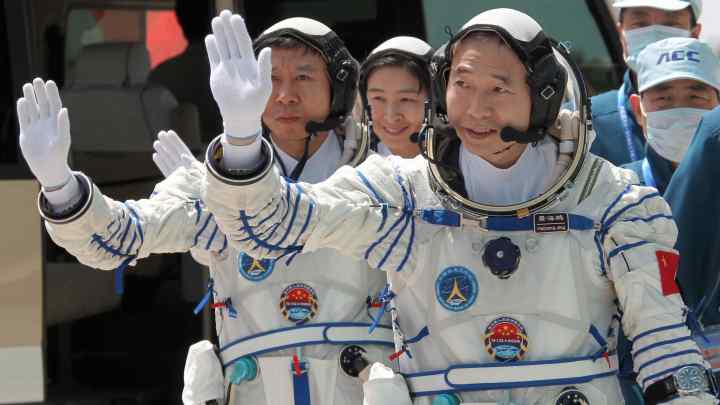 Хто став першою жінкою-космонавтом у Китаї