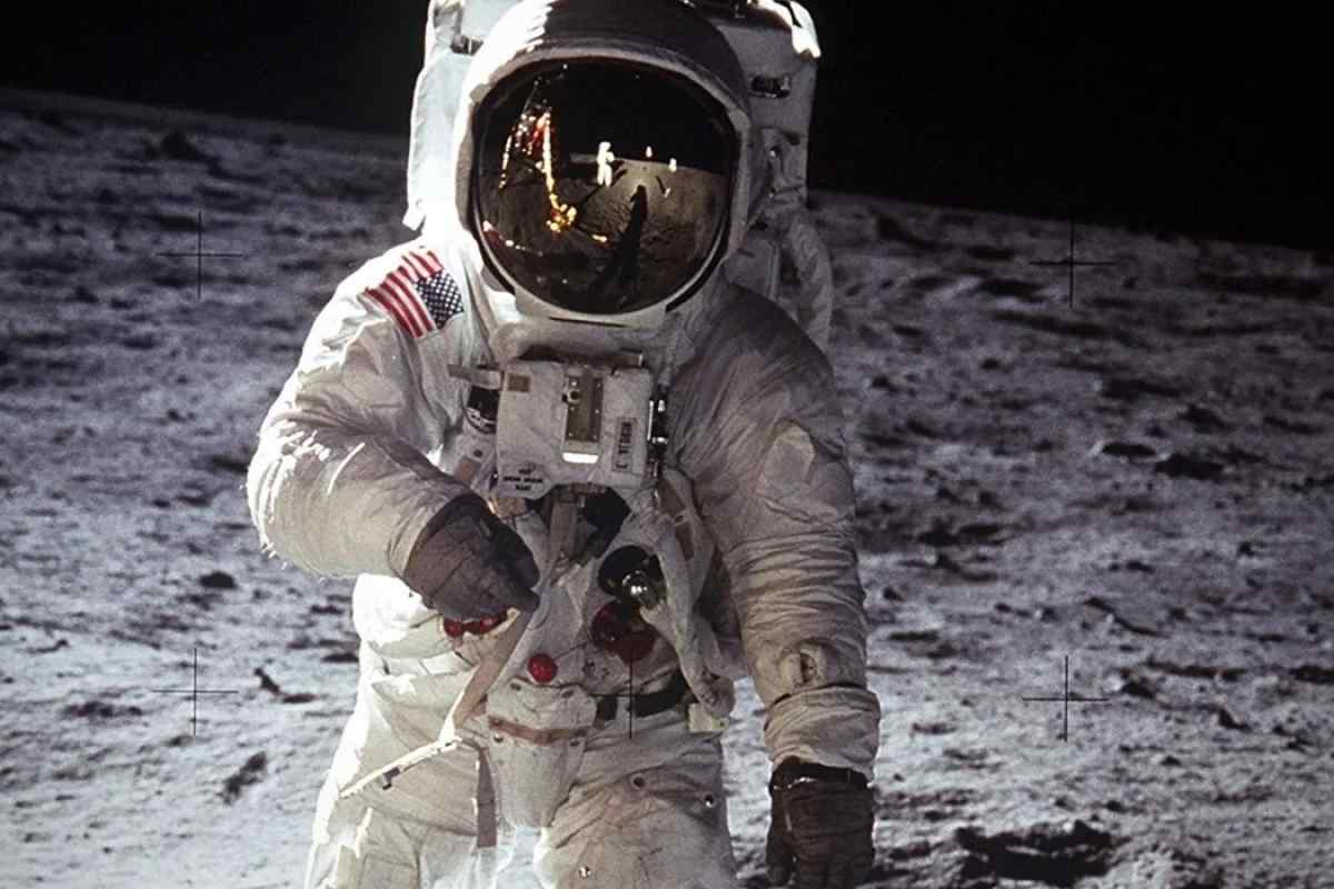 Хто першим висадився на Місяці