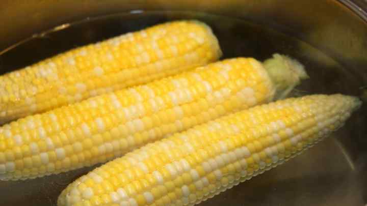 Як швидко зварити кукурудзу