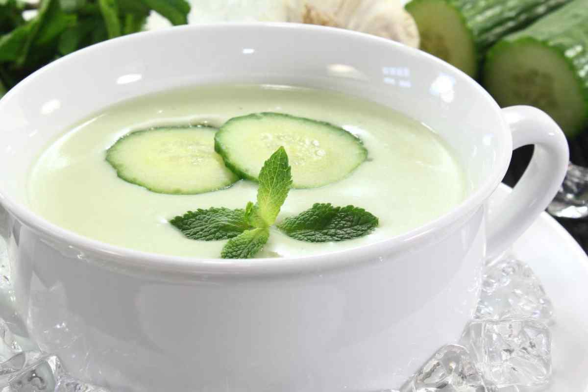 Як приготувати холодний суп з огірків