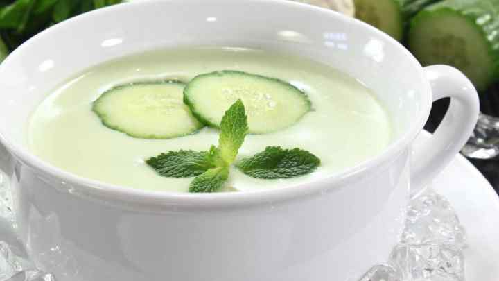 Як приготувати холодний суп з огірків