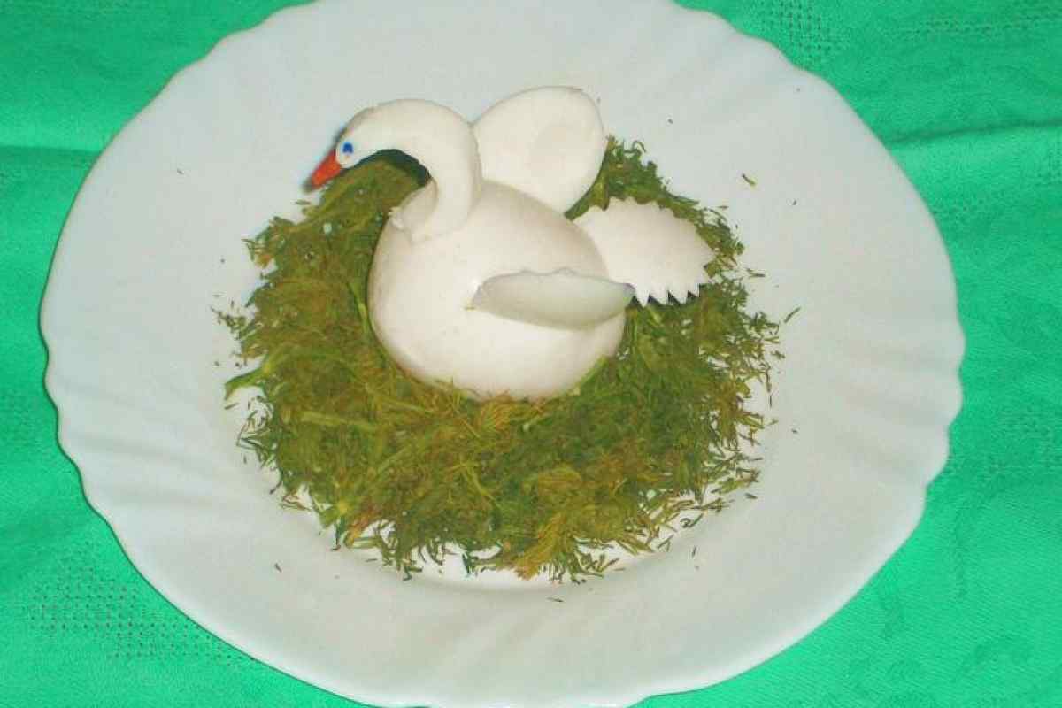 Як зробити лебедя з вареного яйця
