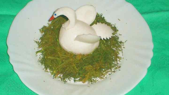Як зробити лебедя з вареного яйця