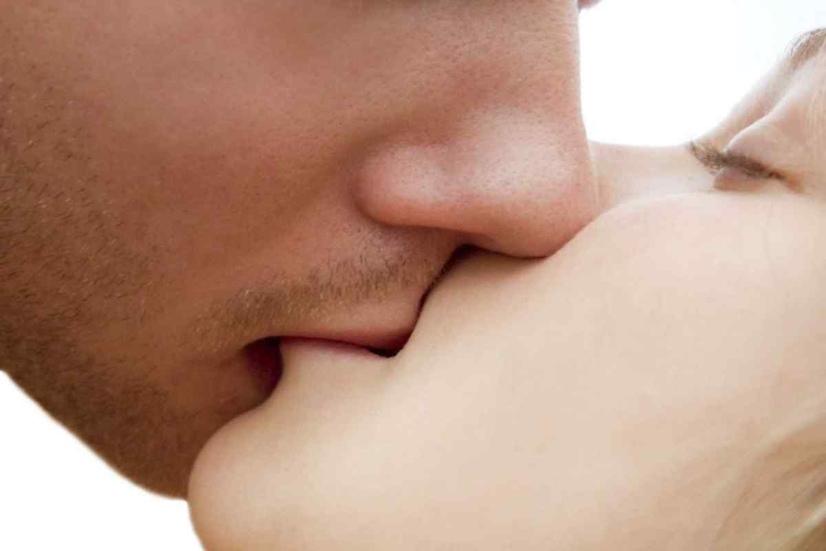 Як поцілувати в губи