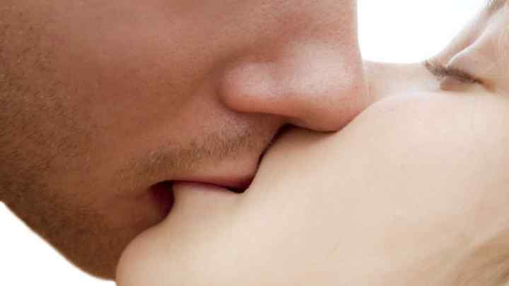 Як поцілувати в губи