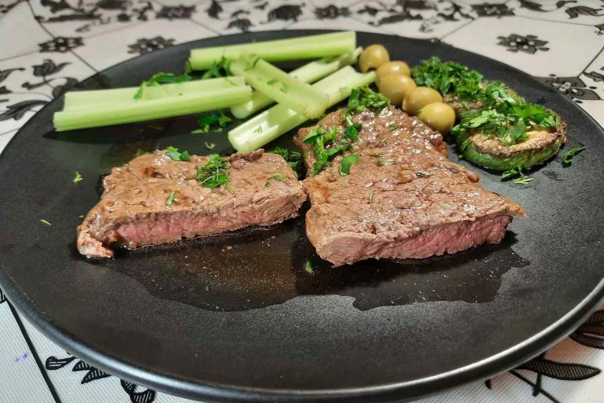 Як готувати стейк з яловичини середньої прожарки на сковороді