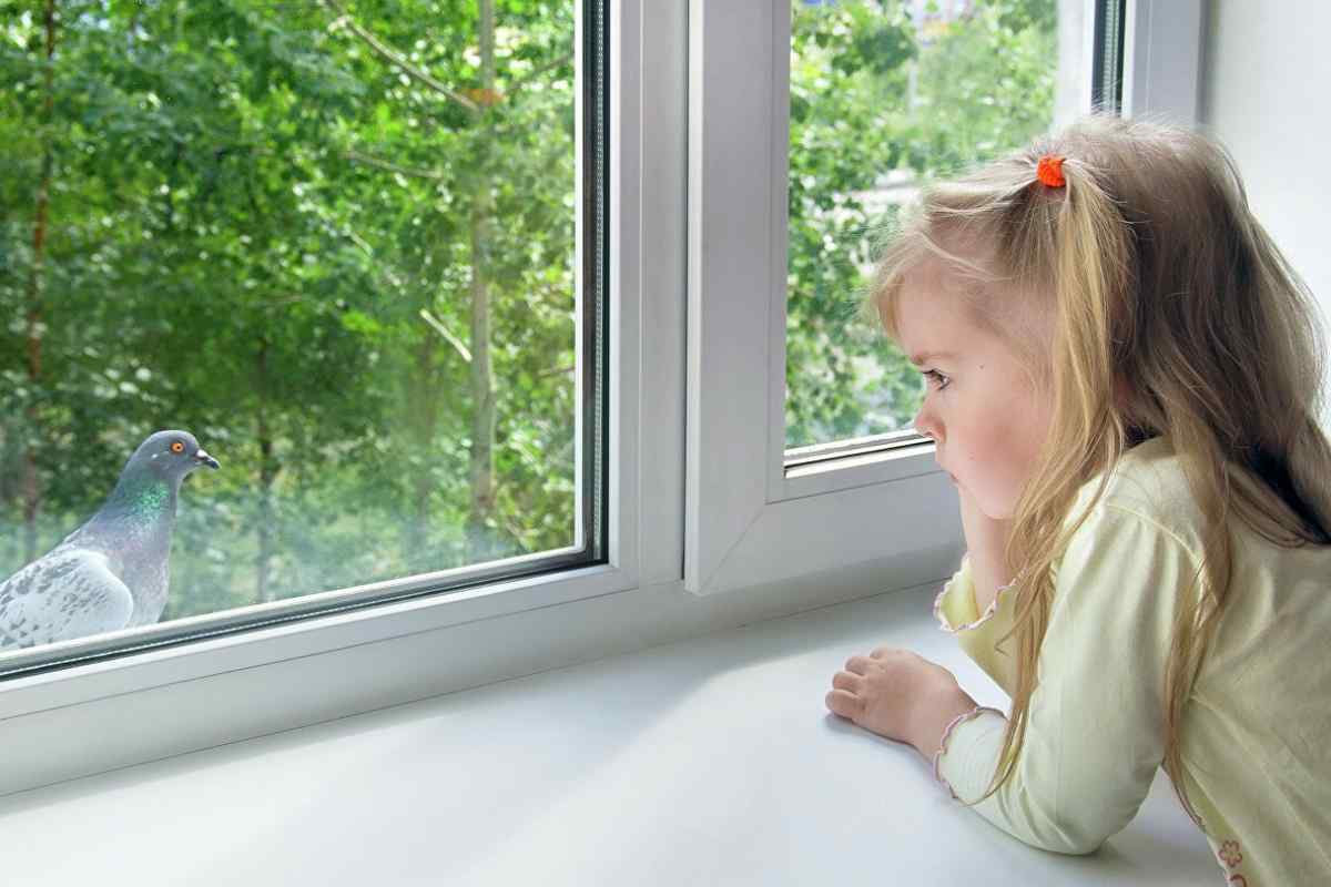 Як уберегти дитину від загрози випасти з вікна