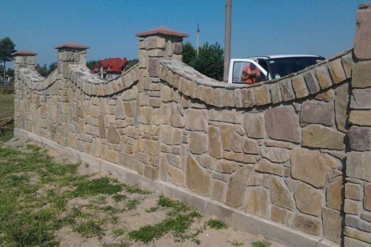 Як побудувати паркан з каменю