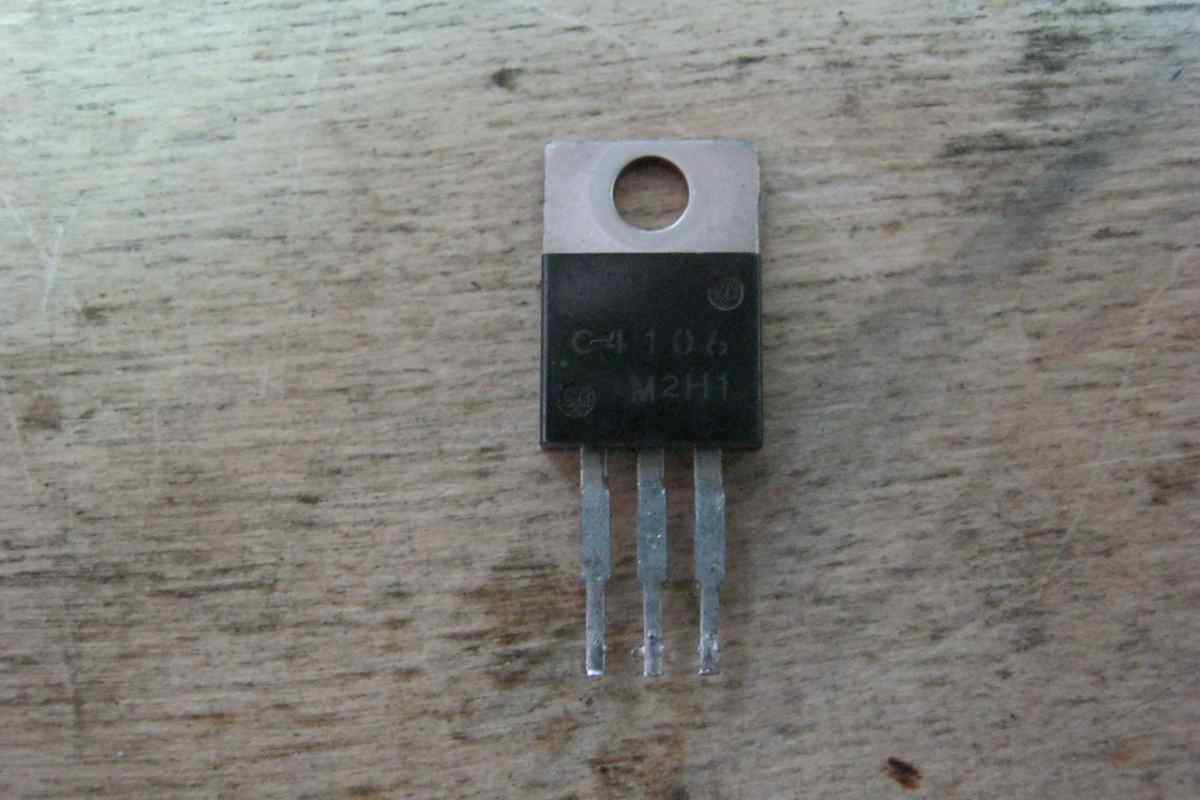 Який принцип роботи транзистора