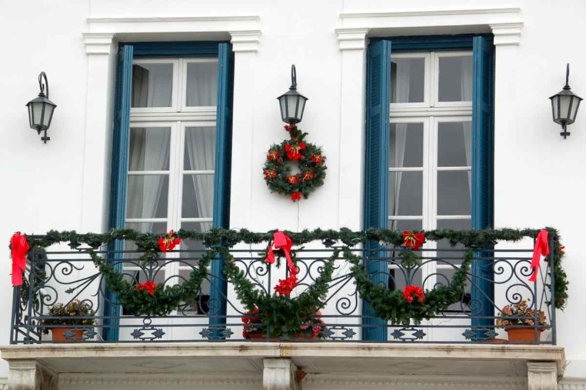 Як прикрасити балкон до Нового року