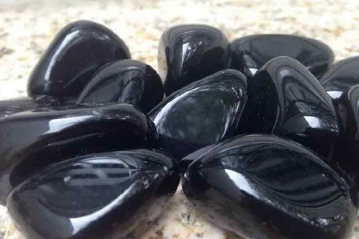 Які мінуси в мушлі з каменю чорного кольору