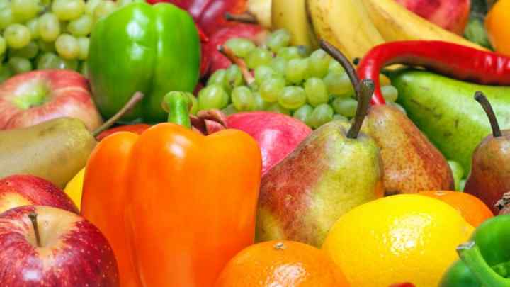 Чому кішки їдять фрукти й овочі