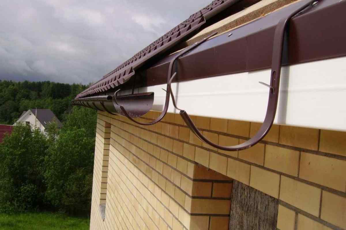 Як зробити водостоки для даху металеві своїми руками