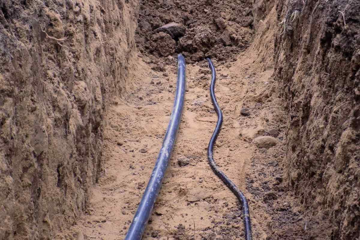 Як прокласти кабель у землі