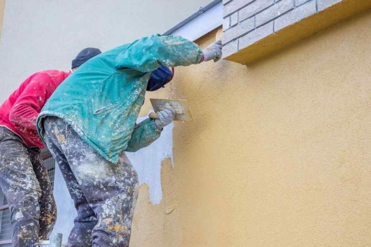 Як нанести штукатурку або фарбу на фасад будинку