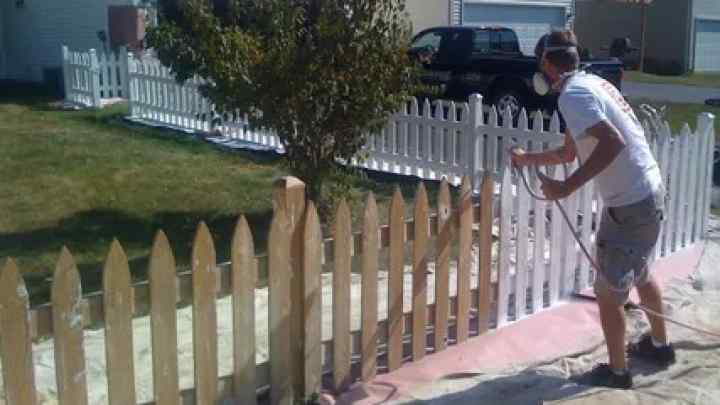 Як правильно покрити лаком паркан