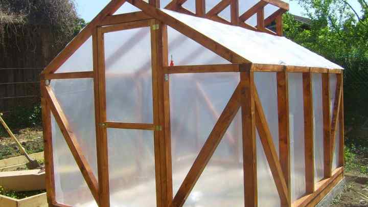 Як побудувати дерев 'яну теплицю